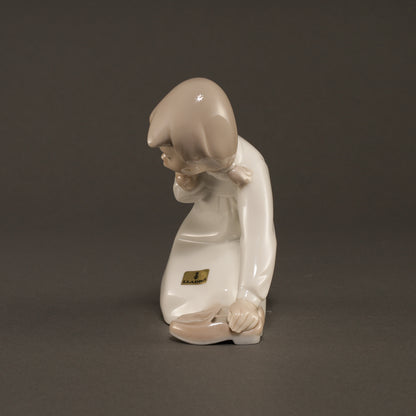 LLADRO / Girl with Slippers