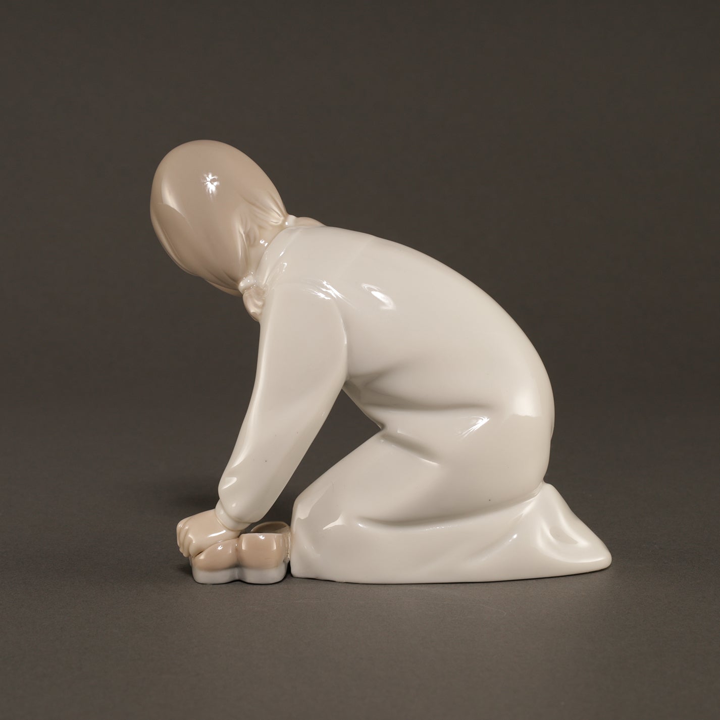 LLADRO / Girl with Slippers