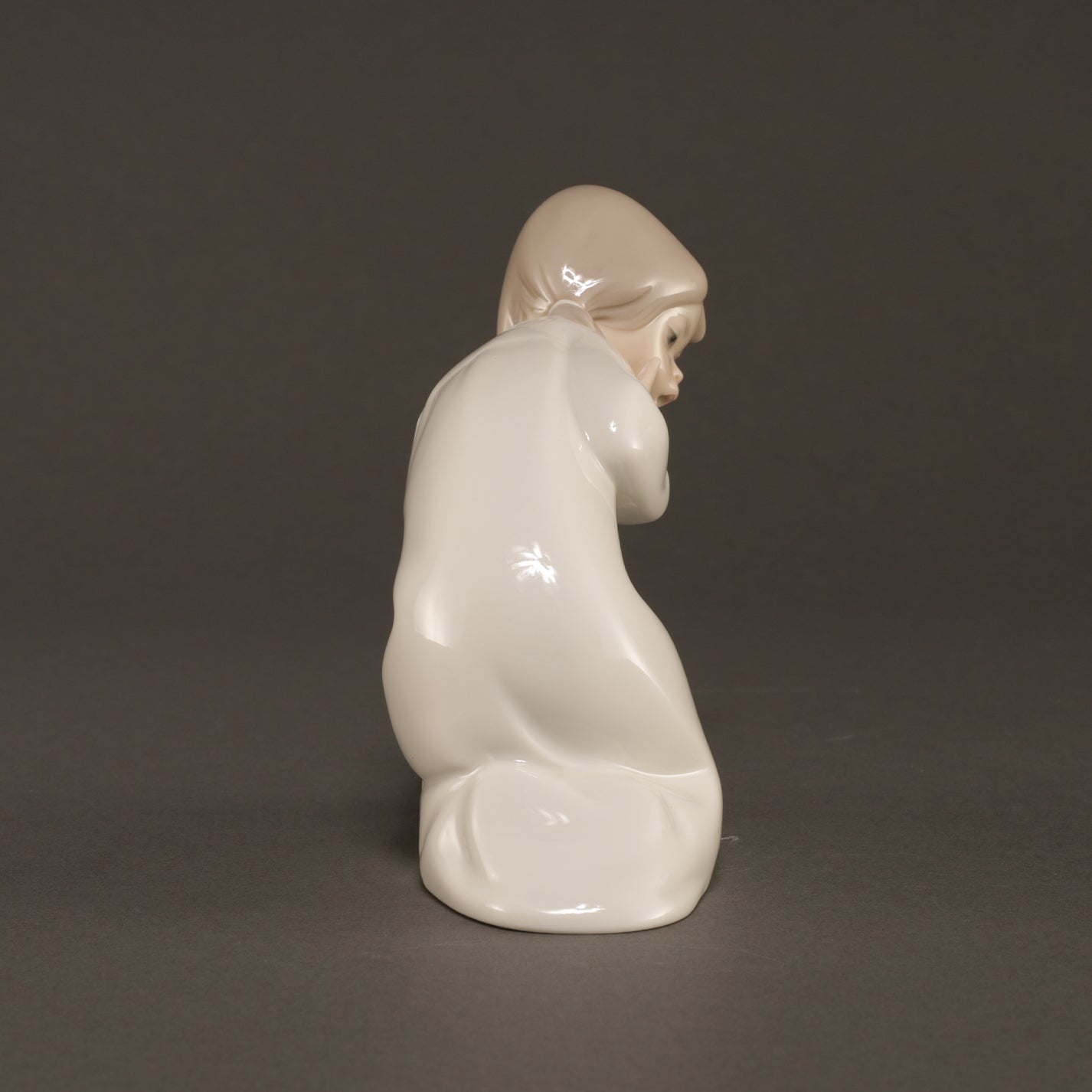 LLADRO / Girl with Slippers