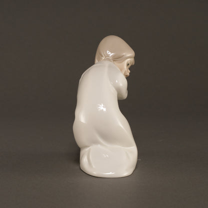 LLADRO / Girl with Slippers