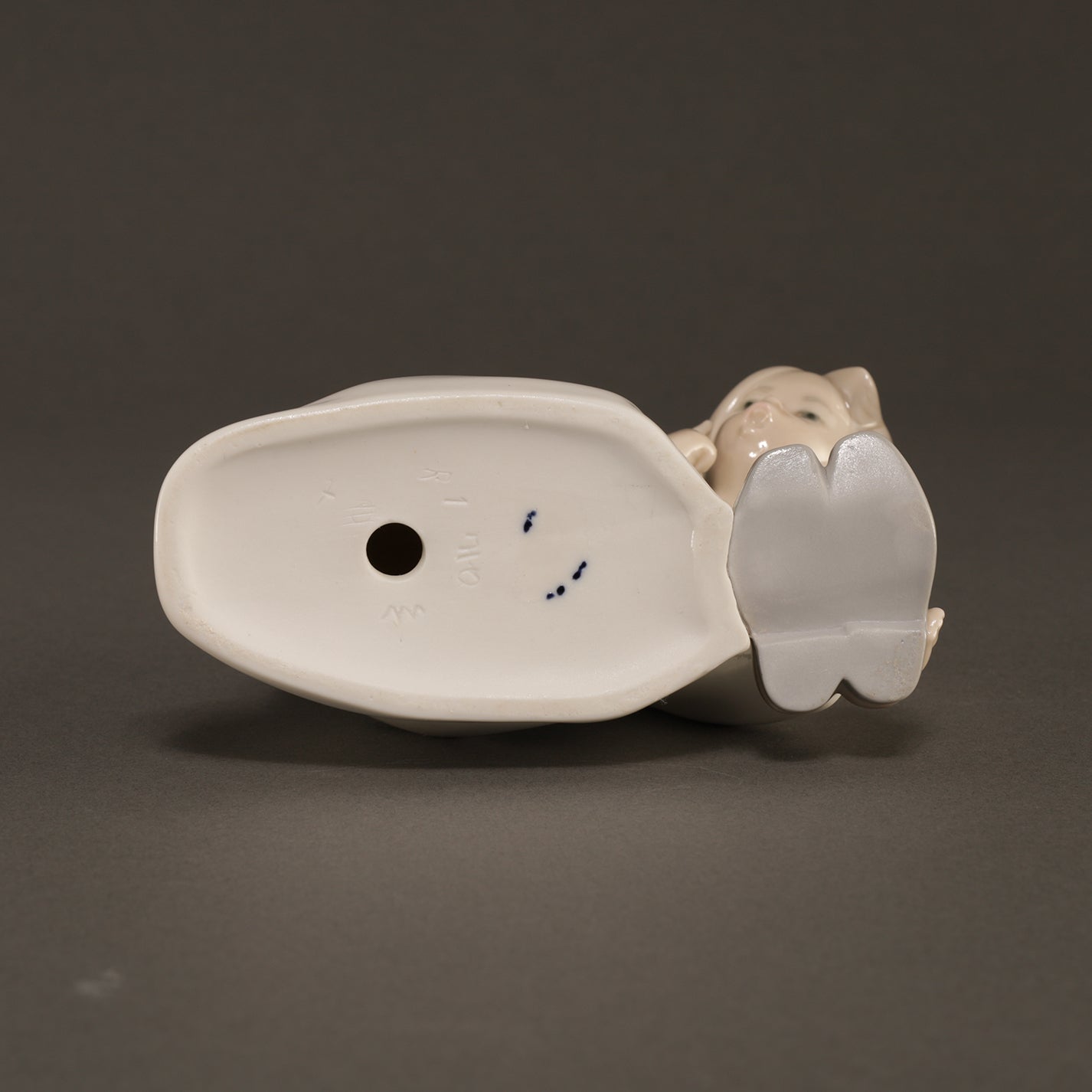 LLADRO / Girl with Slippers