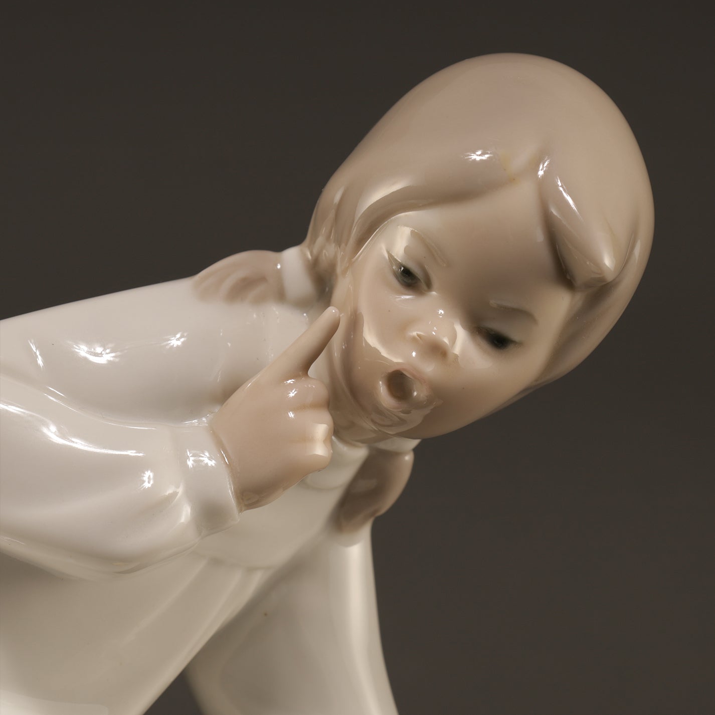 LLADRO / Girl with Slippers