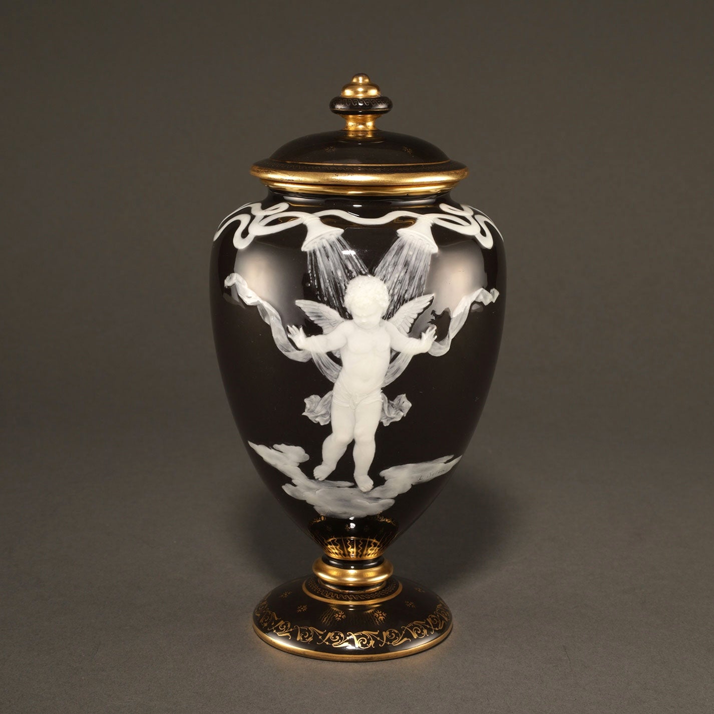 MINTON / Pate-Sur-Pate Vase With Lid [G0409]