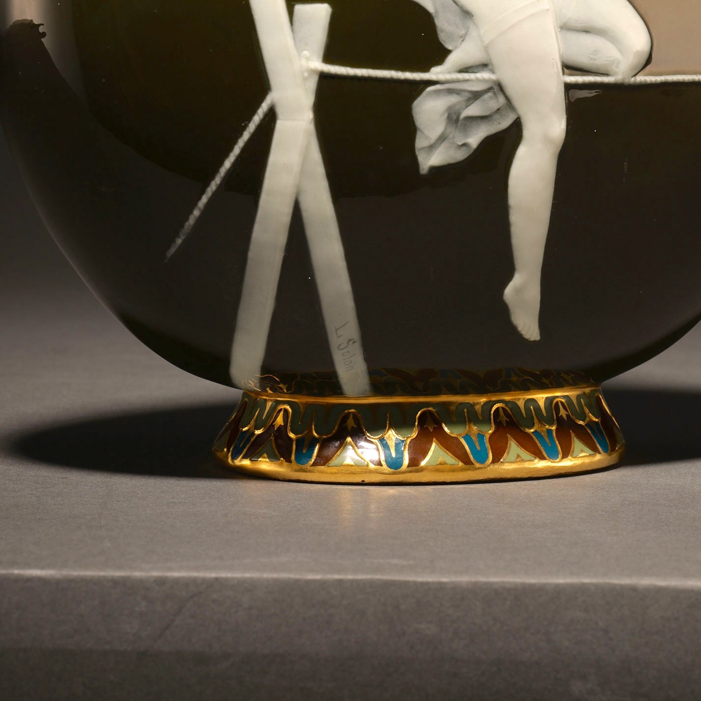 MINTON / Pate-Sur-Pate Vase " Acrobatic Goddess and Cupid " [G0410]