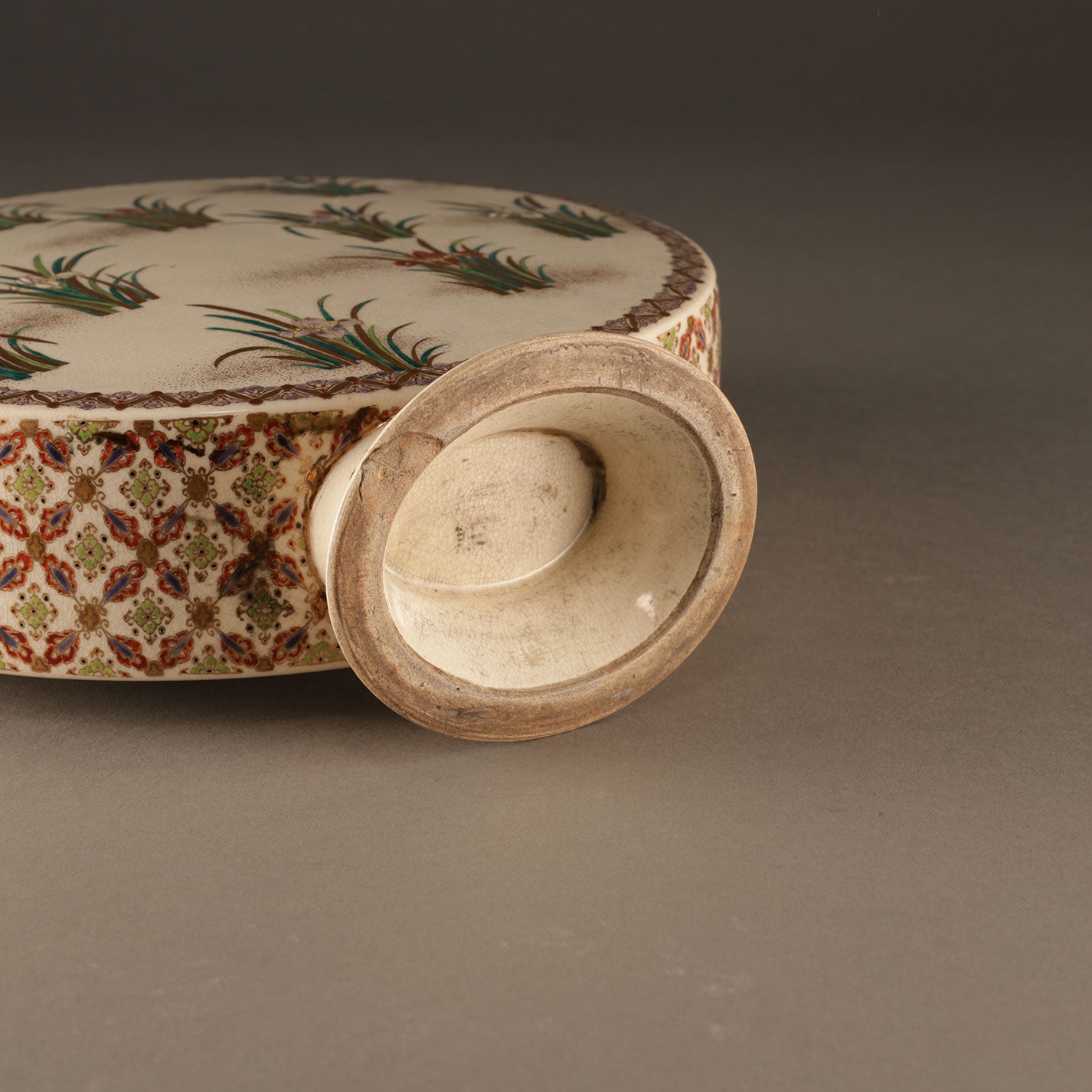 薩摩菊芝垣水仙図扁壺