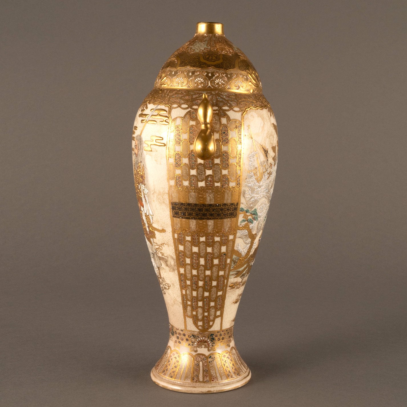 Satsuma Nishikide human customs pattern gourd-shaped bottle