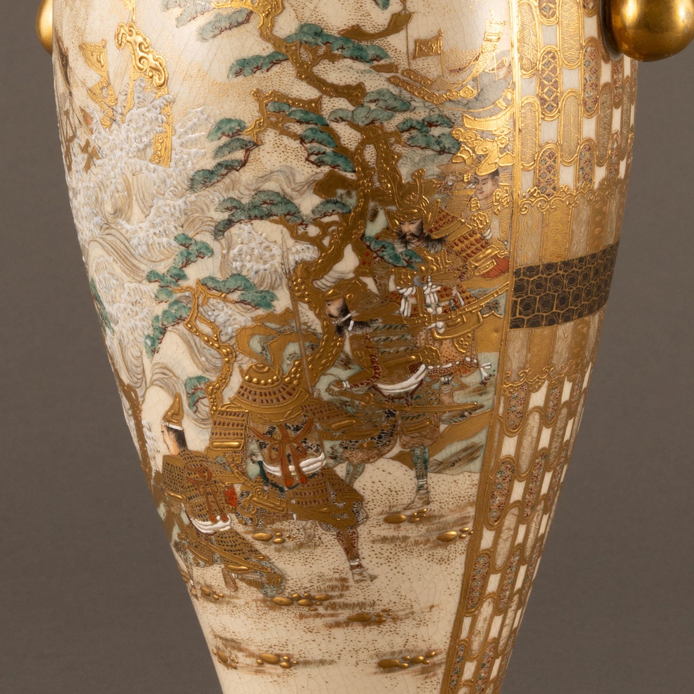 Satsuma Nishikide human customs pattern gourd-shaped bottle