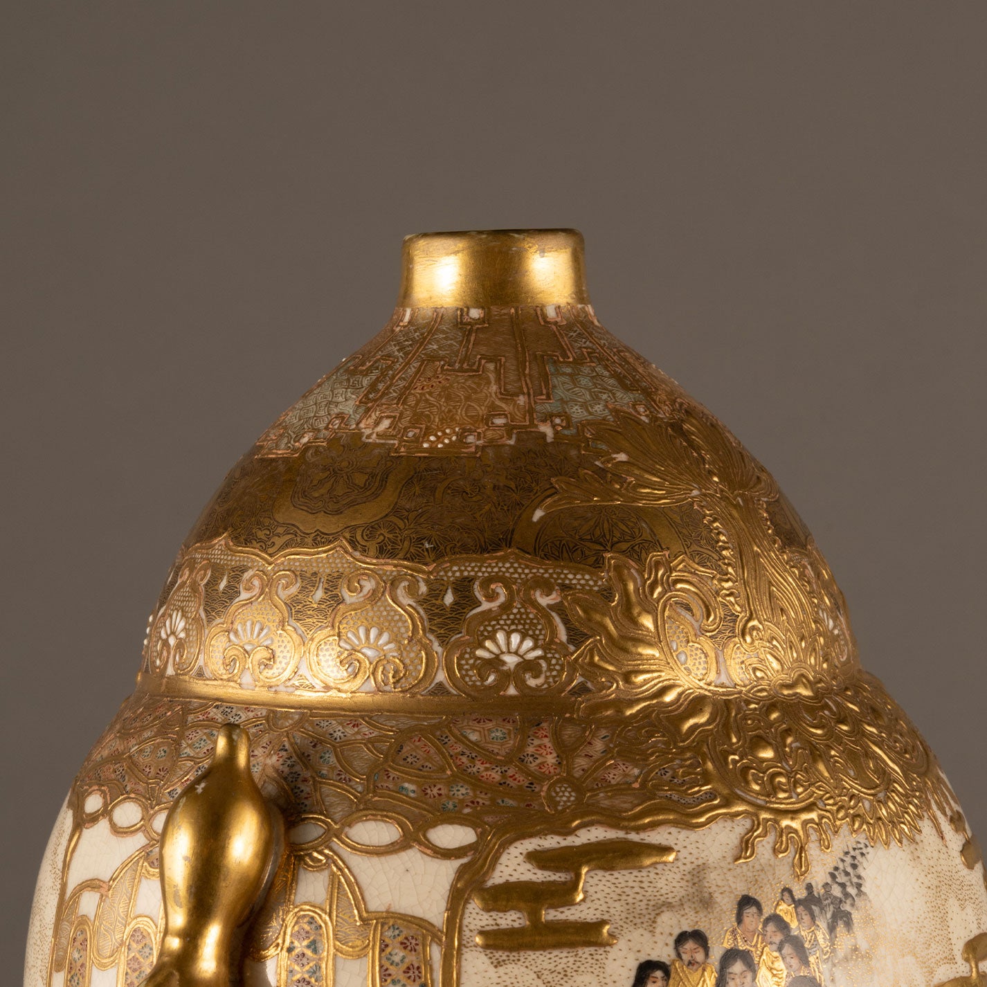 Satsuma Nishikide human customs pattern gourd-shaped bottle