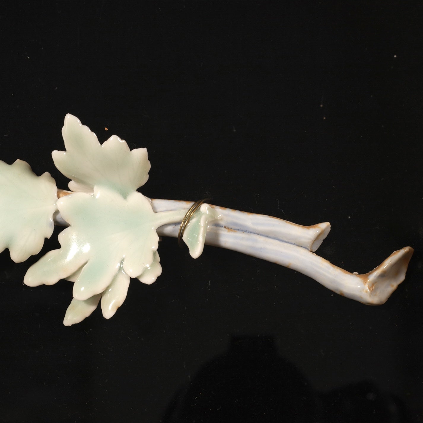 鍋島青磁染付白菊置物 [L0106]