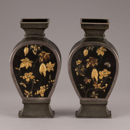 銅製昆虫草花図花瓶一対