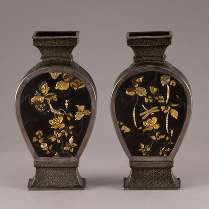 銅製昆虫草花図花瓶一対