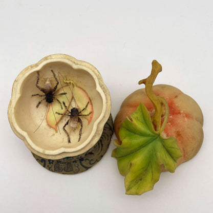 象牙桃蟋蟀彫蓋付置物