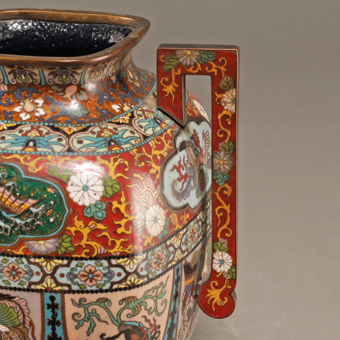 七寶龍鳳紋雙耳四方蓋罐