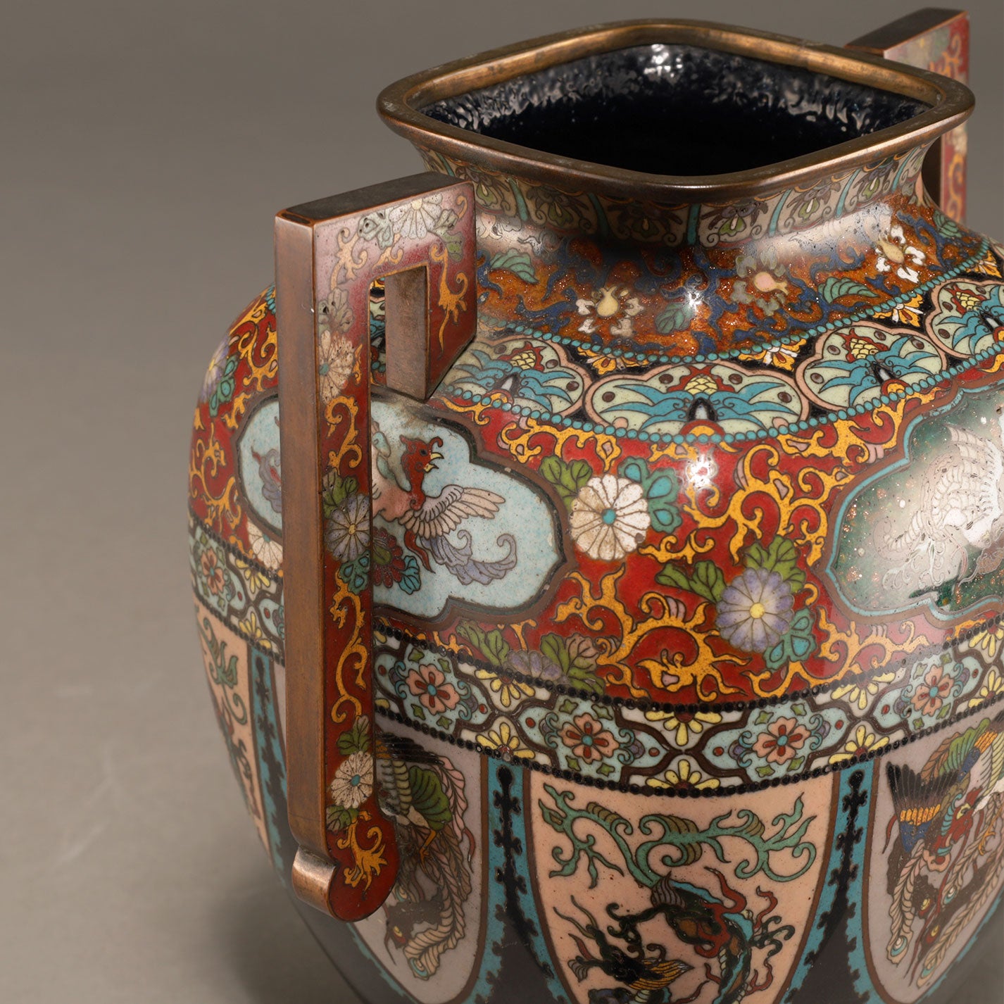 七寶龍鳳紋雙耳四方蓋罐