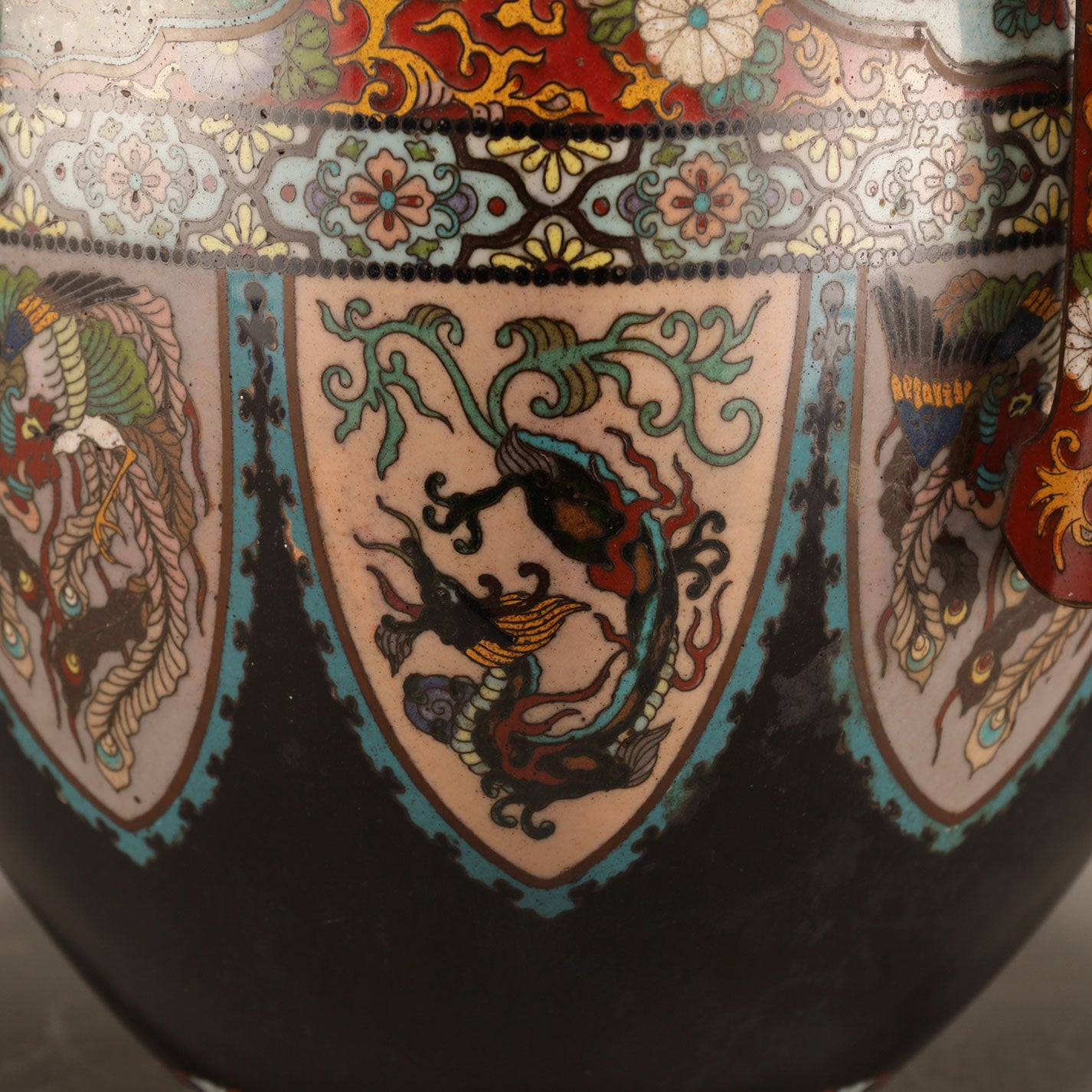 七寶龍鳳紋雙耳四方蓋罐