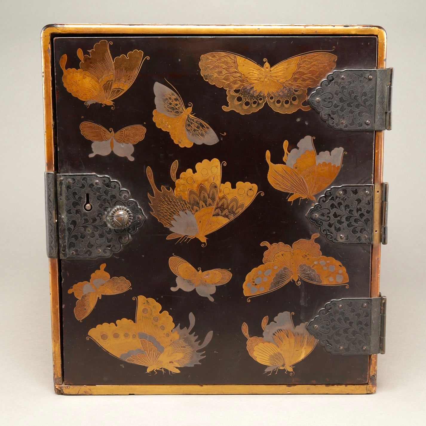 百蝶蒔繪五斗櫃