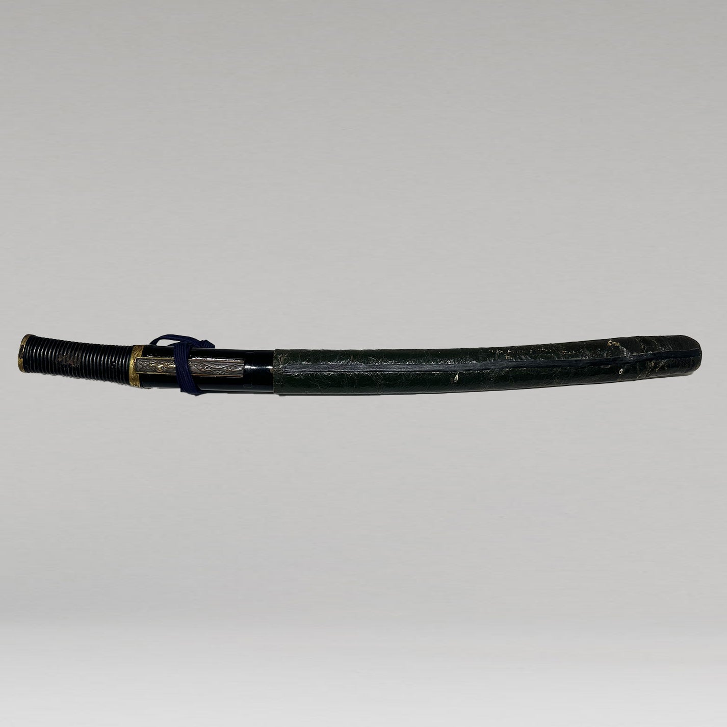 Aikuchi Koshirae with Black Lacquer Scabbard Decorated with Grapevine Design