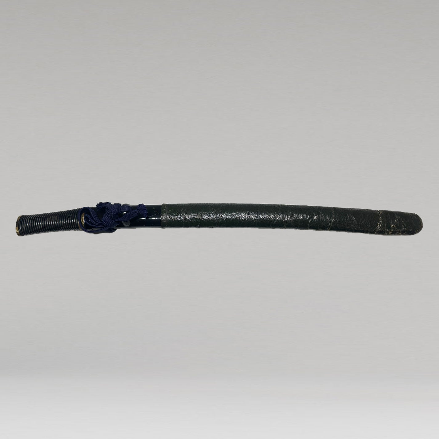 Aikuchi Koshirae with Black Lacquer Scabbard Decorated with Grapevine Design
