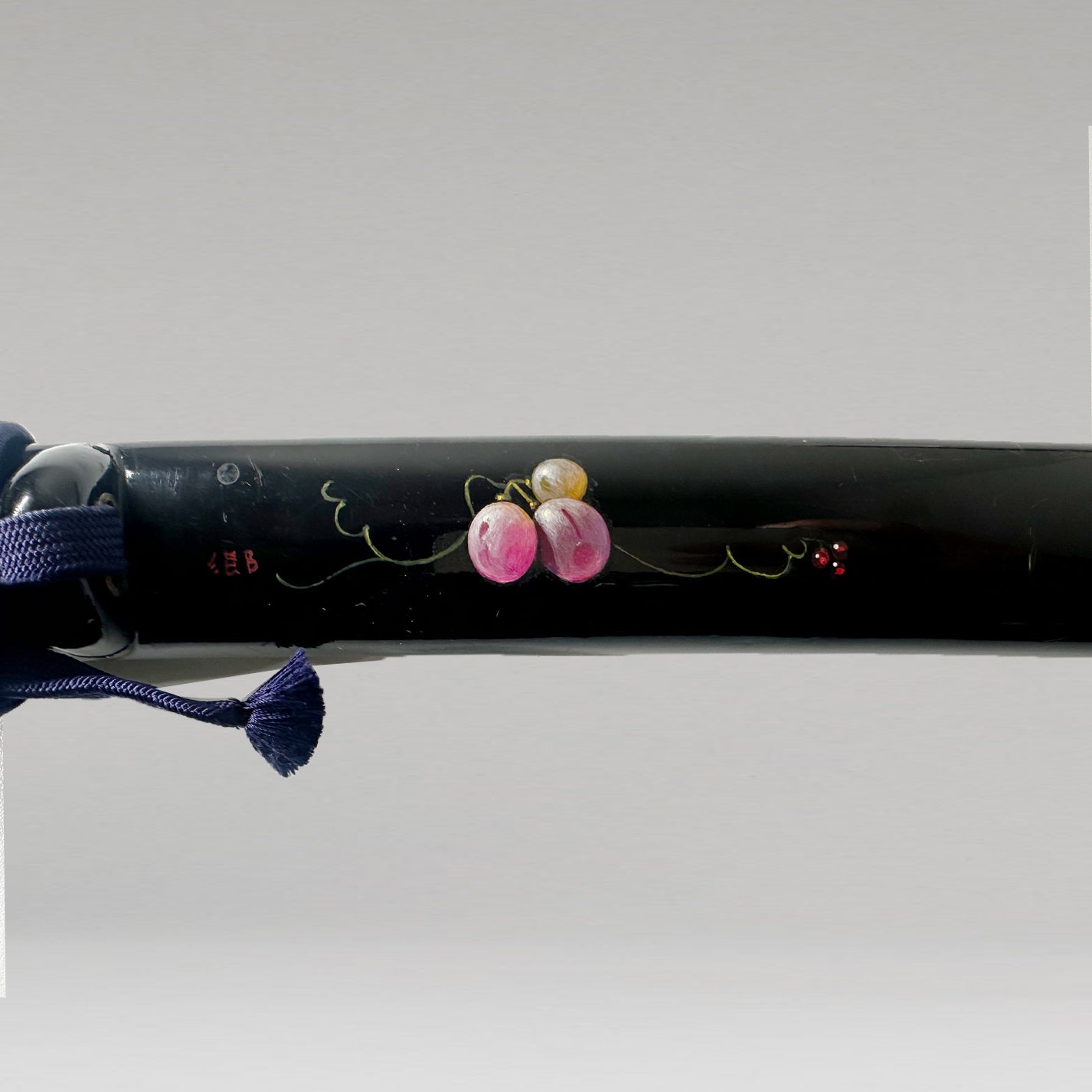 Aikuchi Koshirae with Black Lacquer Scabbard Decorated with Grapevine Design