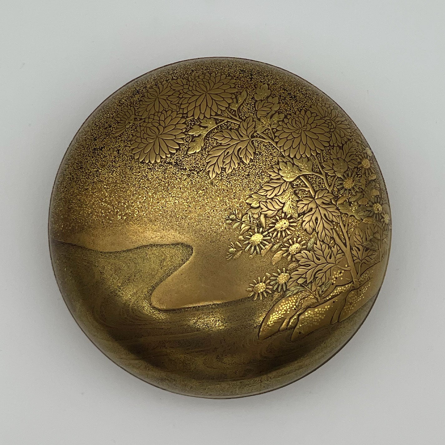 Incense box with lacquer chrysanthemum design – Uni-art Gallery