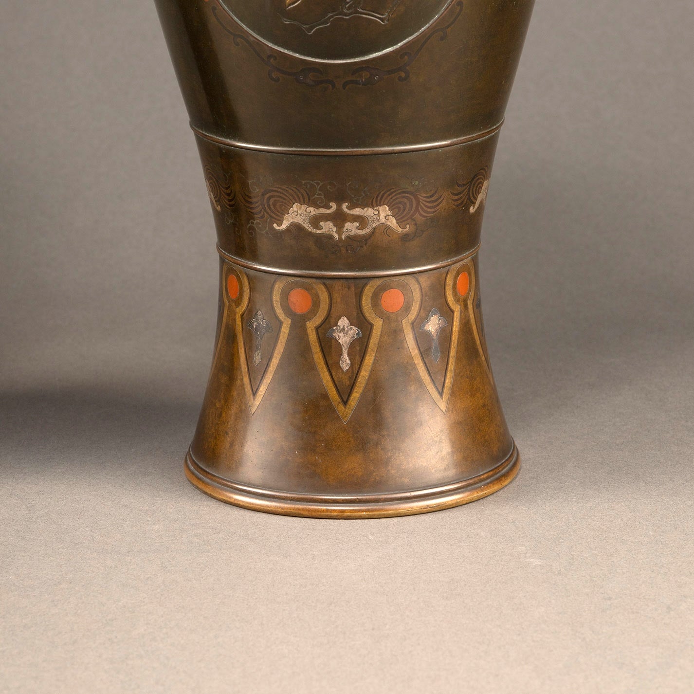 銅製金象嵌花生一対