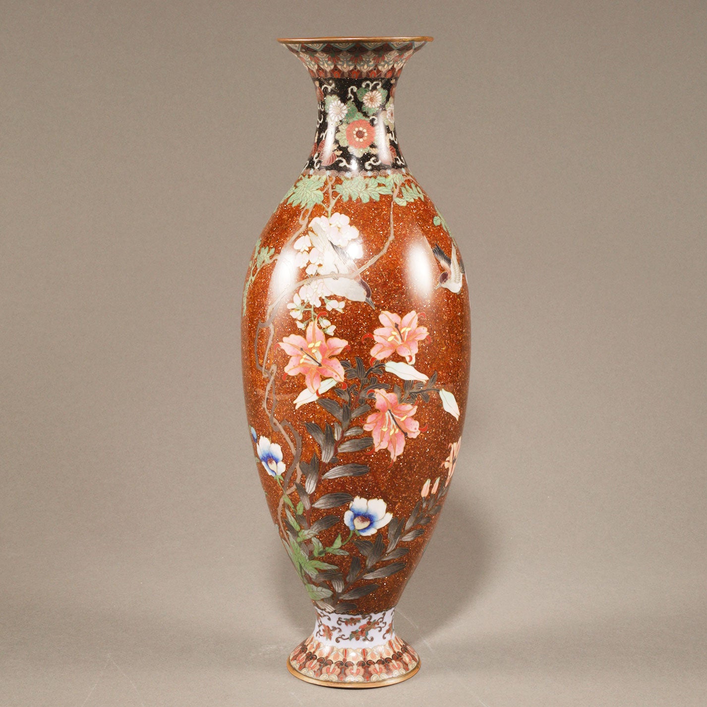 七宝草花文花瓶