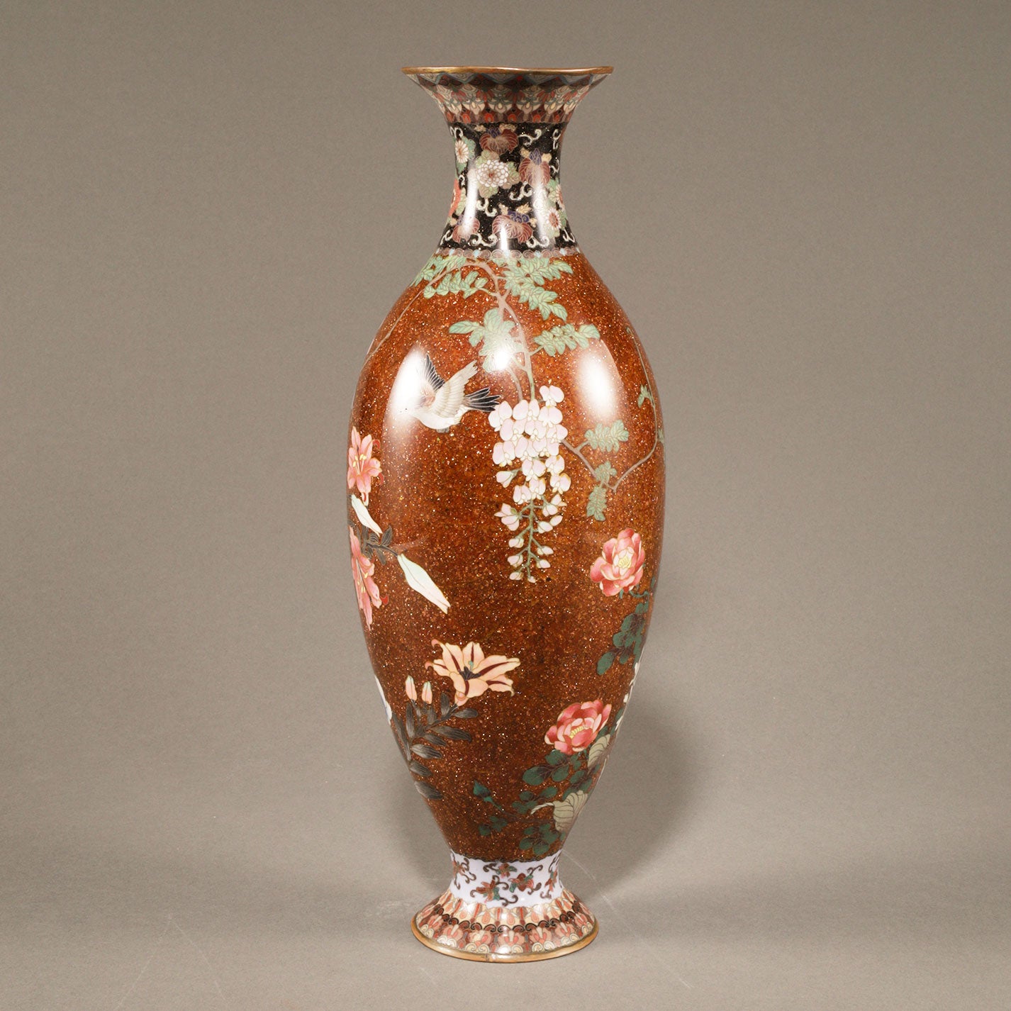 七宝草花文花瓶