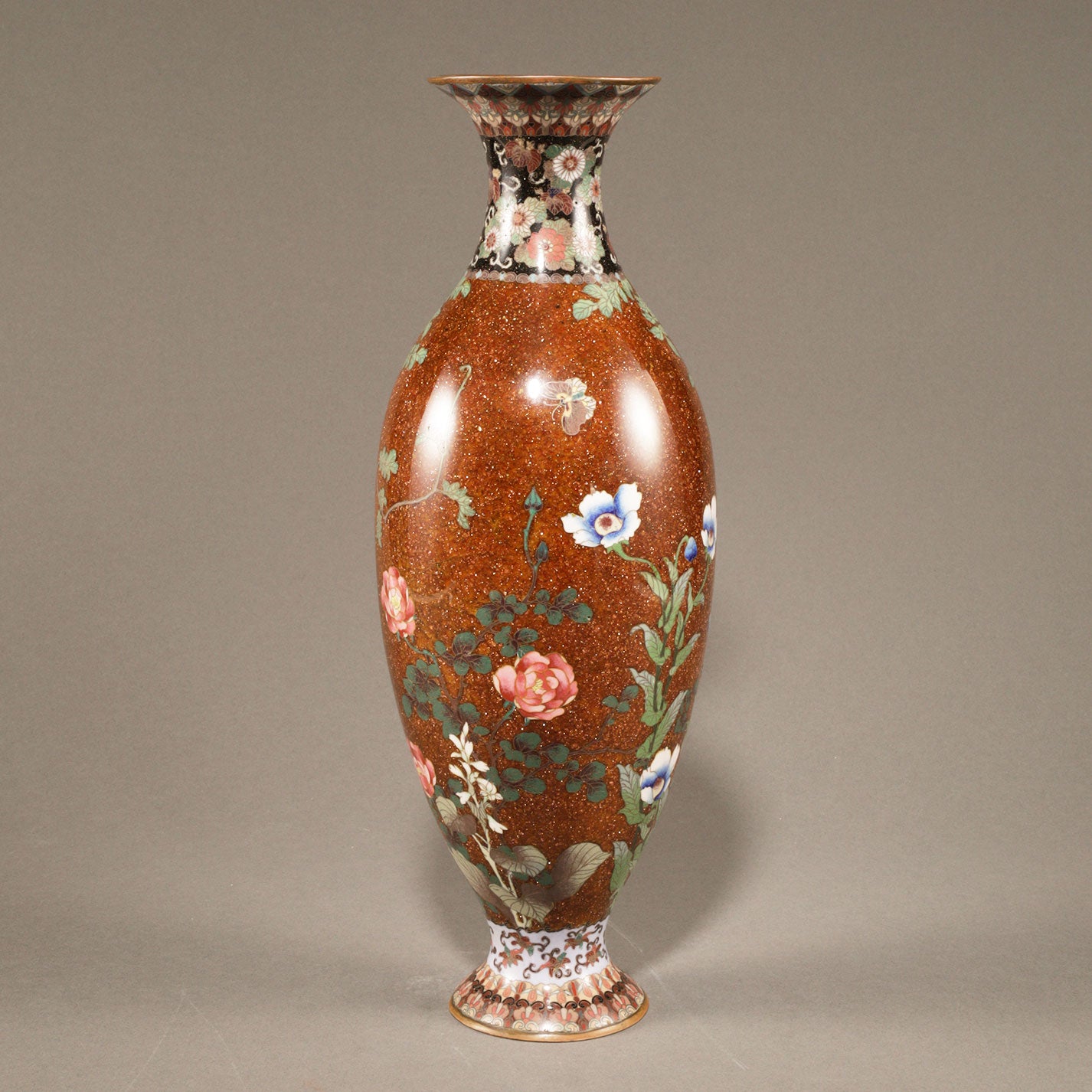 七宝草花文花瓶