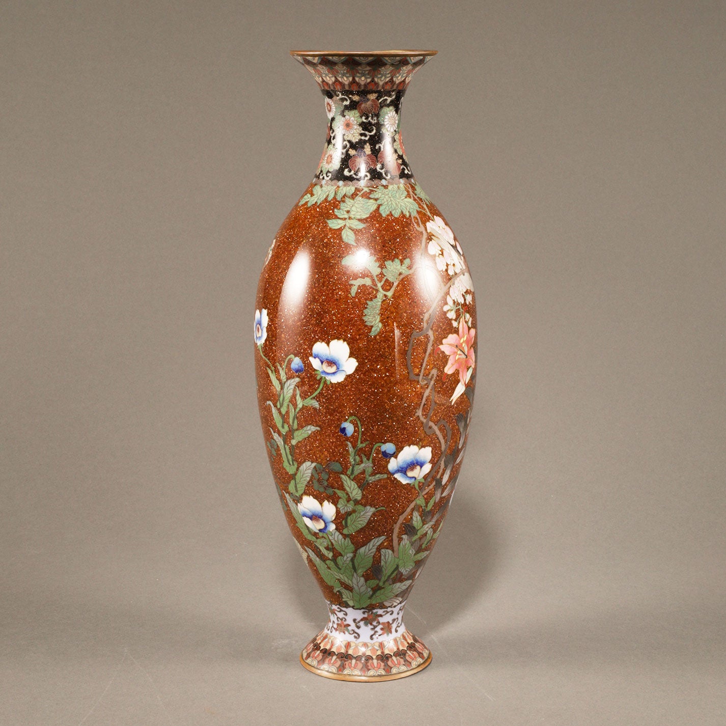 七宝草花文花瓶