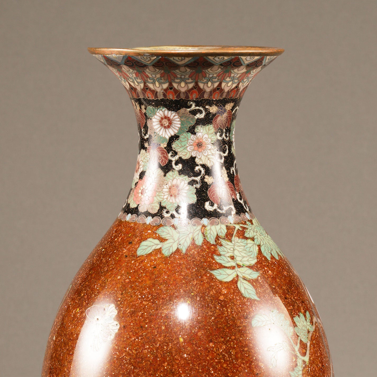 七宝草花文花瓶