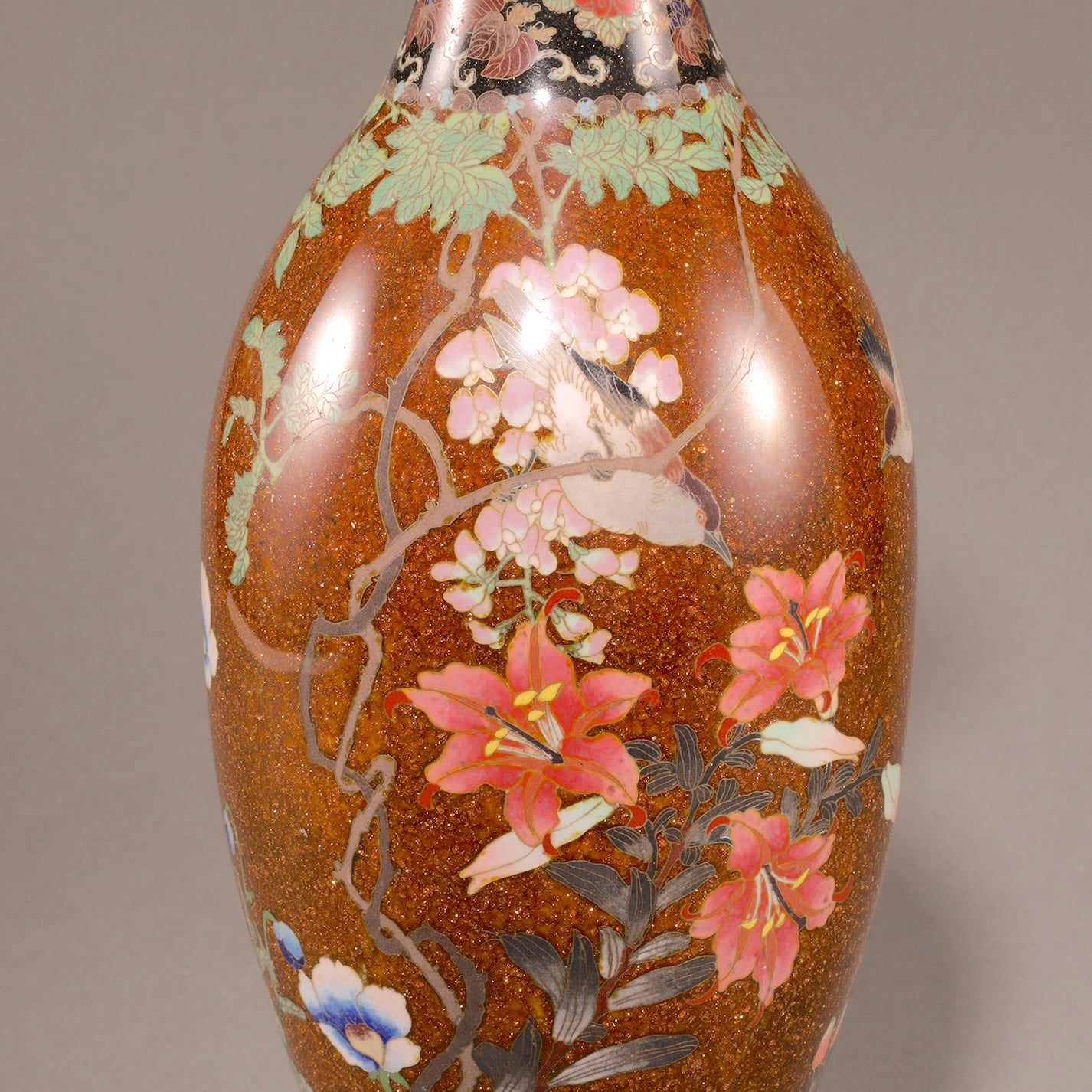 七宝草花文花瓶