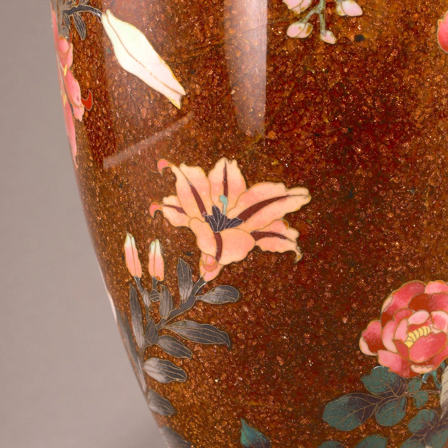 七宝草花文花瓶