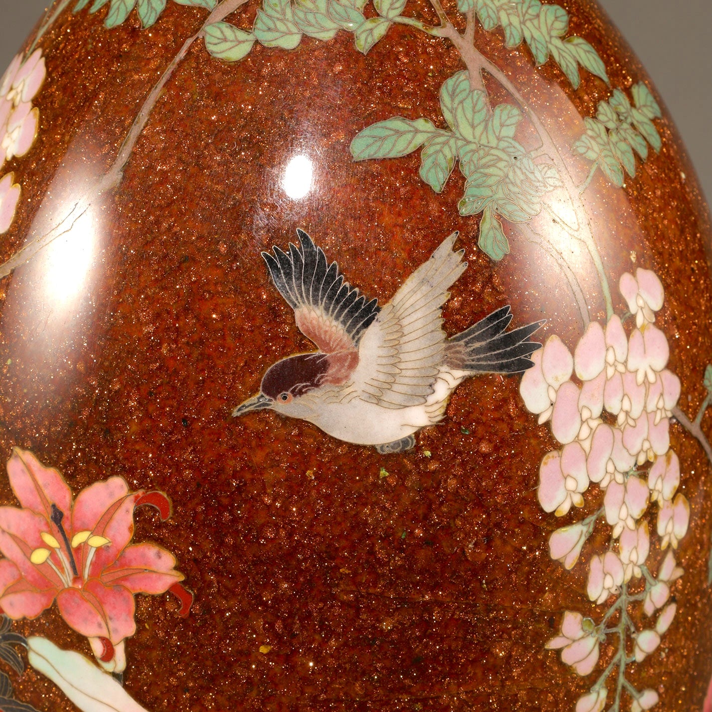 七宝草花文花瓶