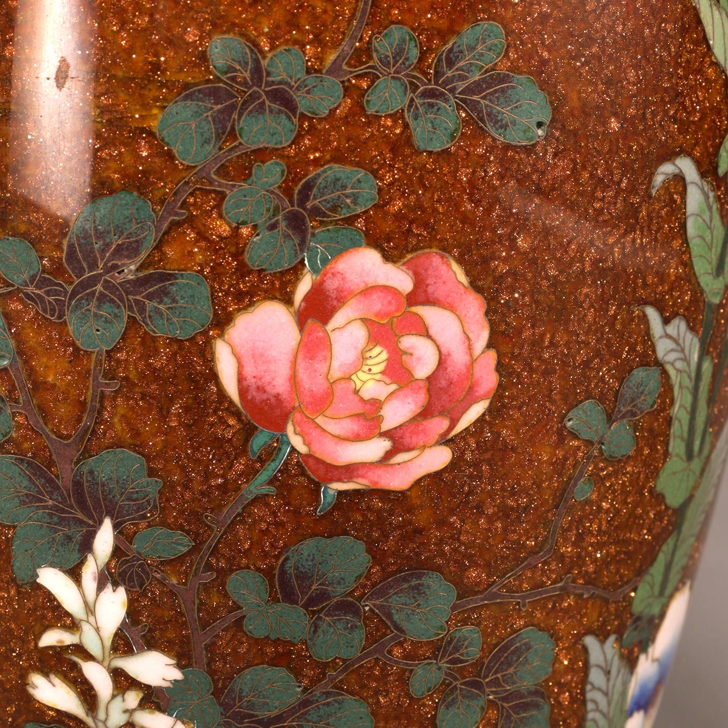 七宝草花文花瓶