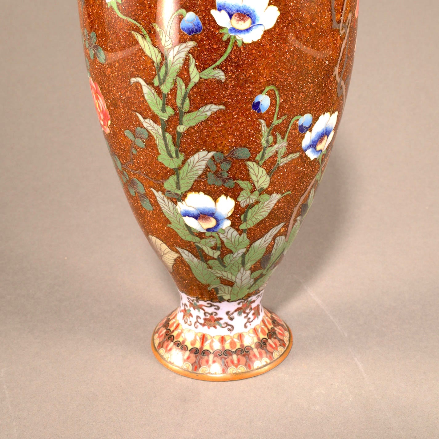 七宝草花文花瓶