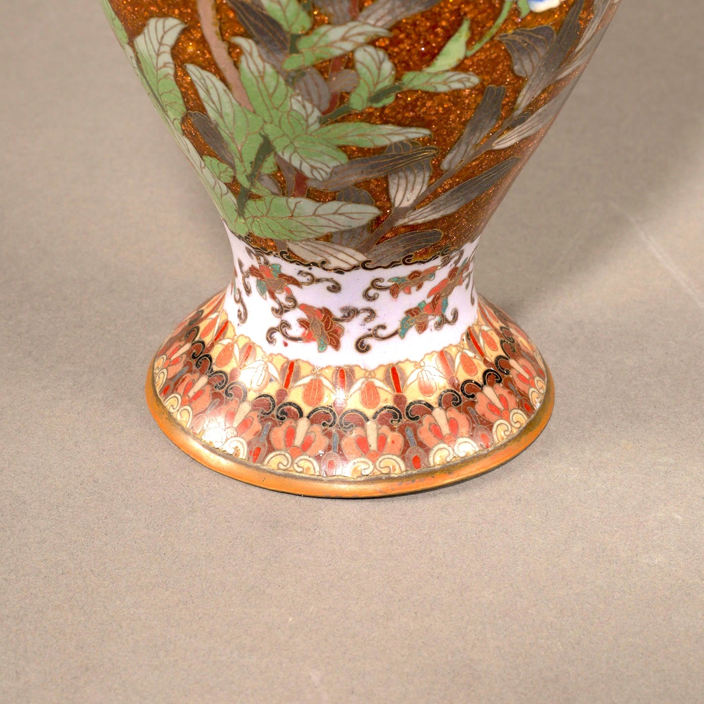 七宝草花文花瓶