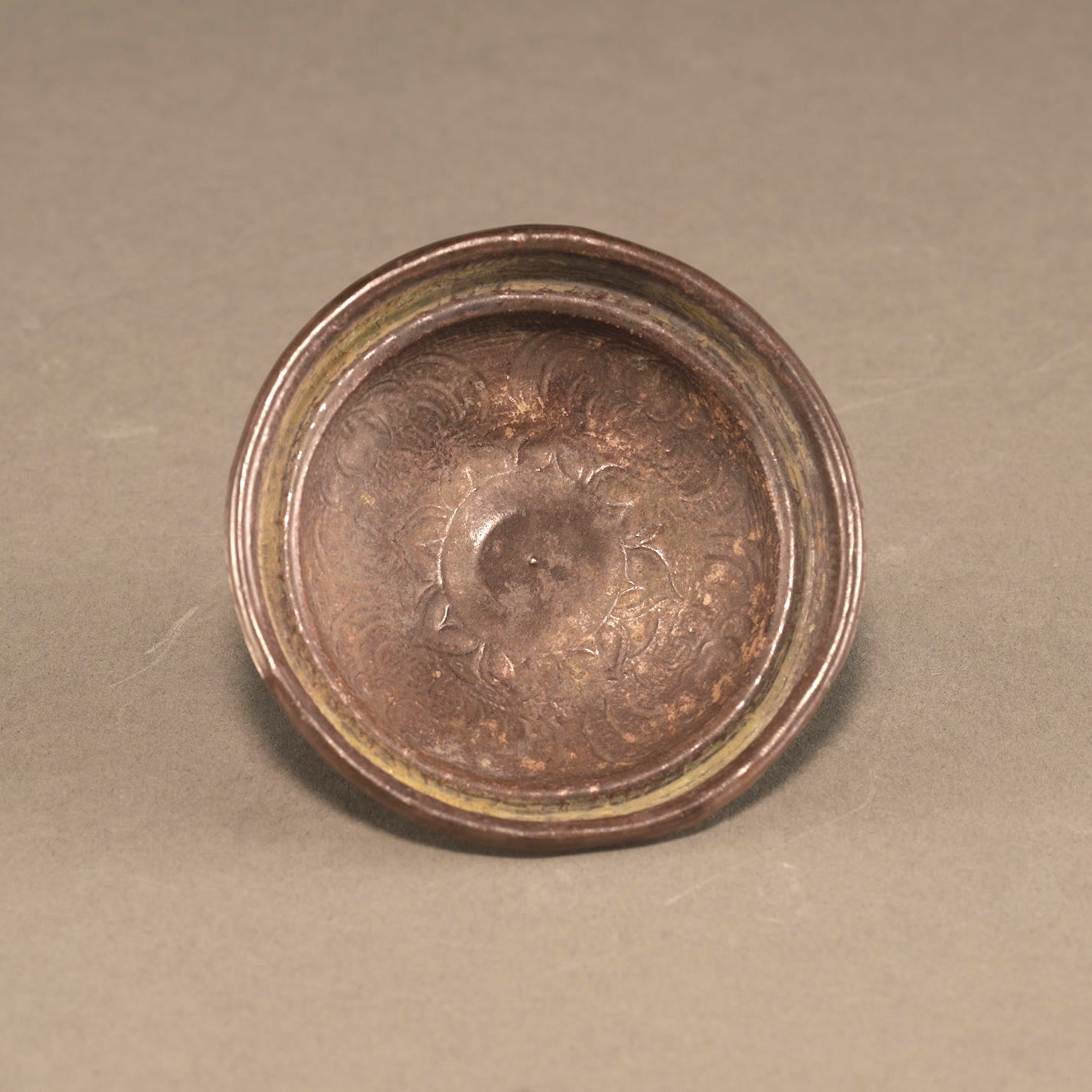 銀色阿拉伯紋飾帶蓋花瓶