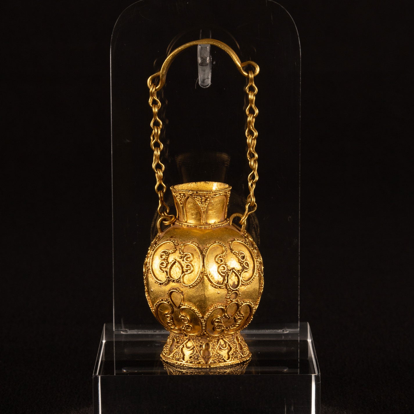 Gold vase with floral motif