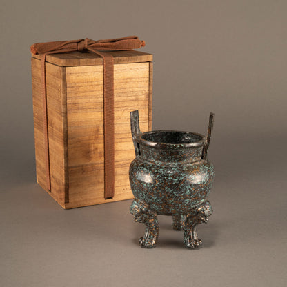 銅胎獅首三足香爐