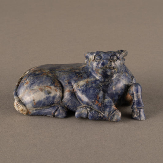 Lapis lazuli carving of a cow