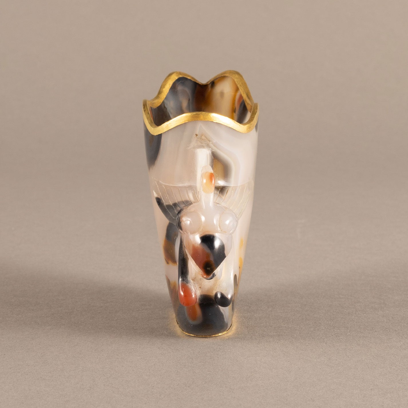 Agate cup with phoenix motif