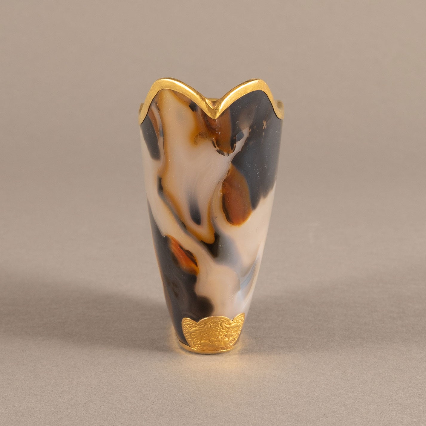 Agate cup with phoenix motif