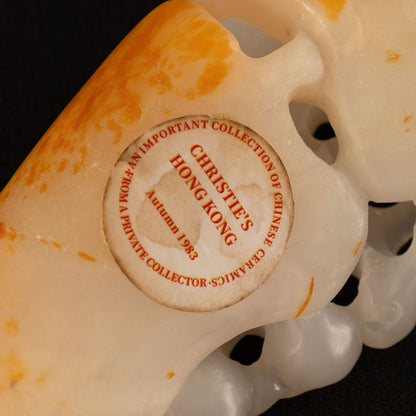 白玉松鼠葡萄擺件