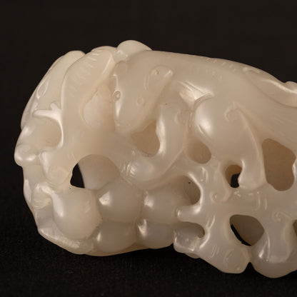 白玉松鼠葡萄擺件