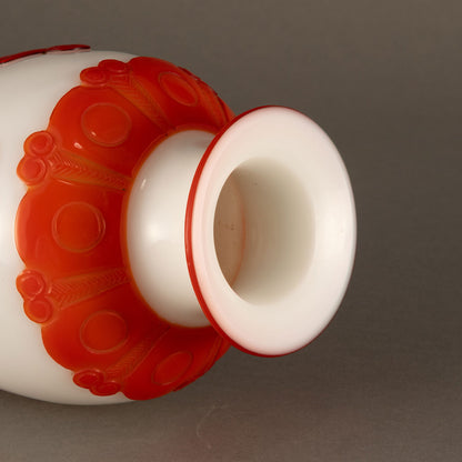 嬰戲紋料器花瓶