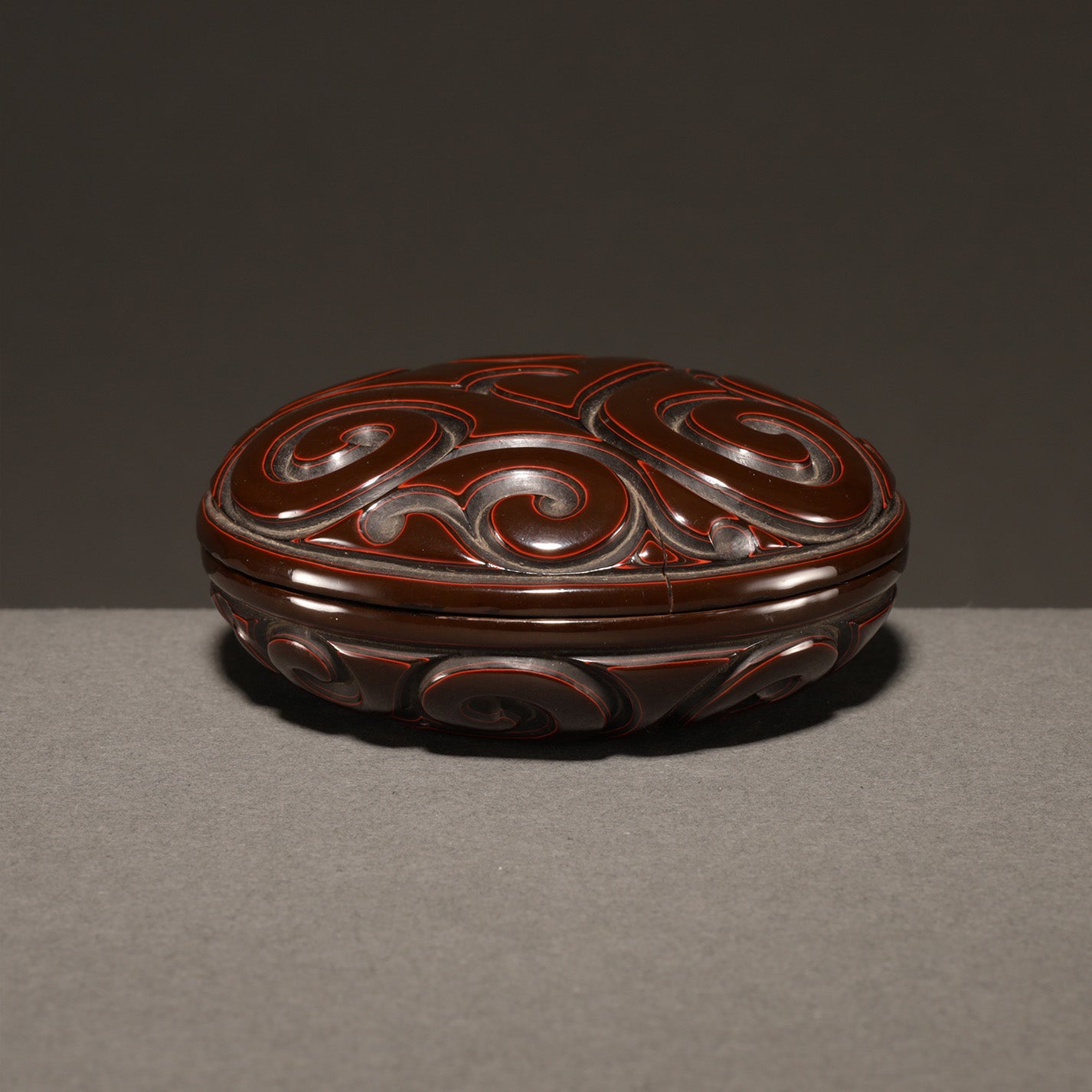 剔黒屈輪文香盒