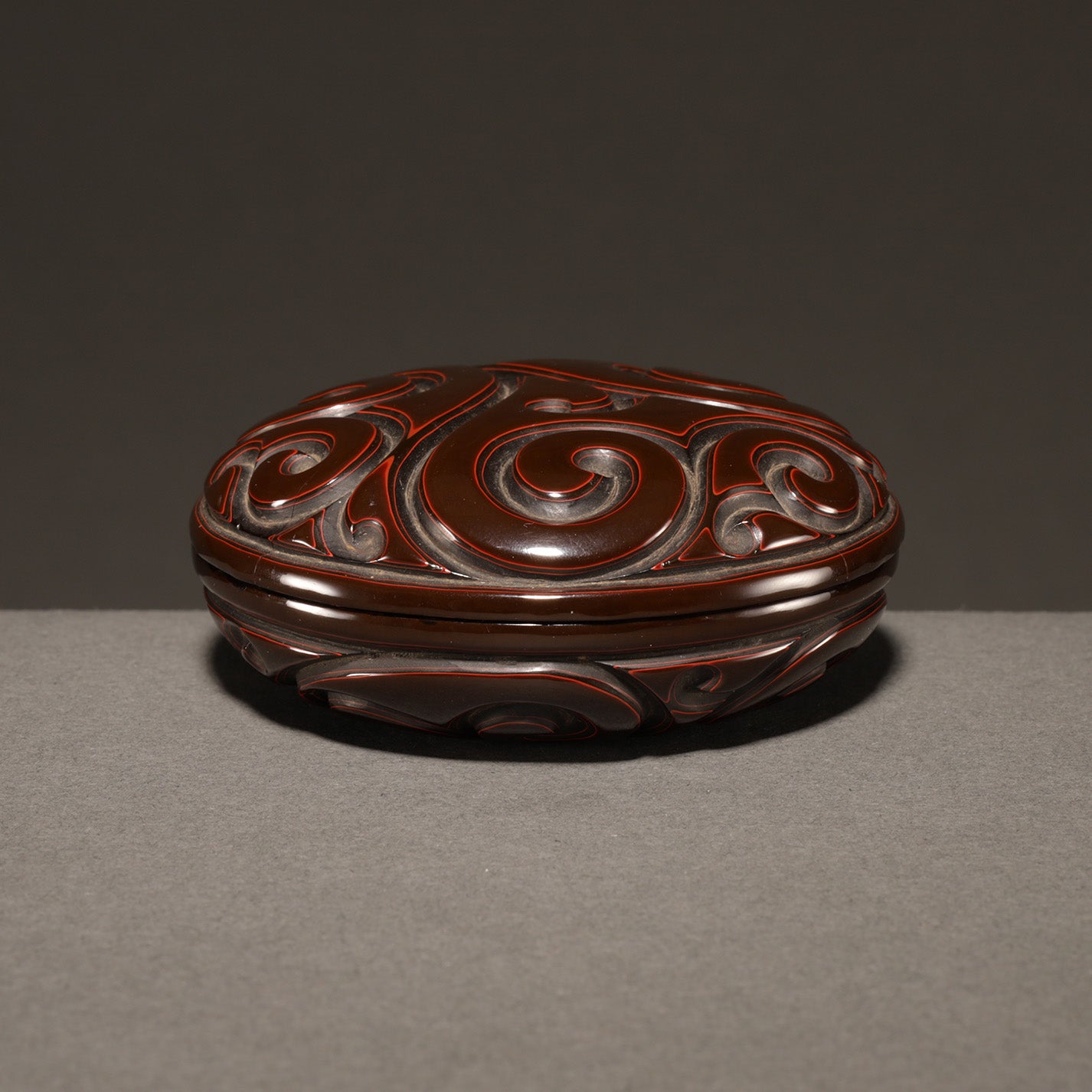 剔黒屈輪文香盒