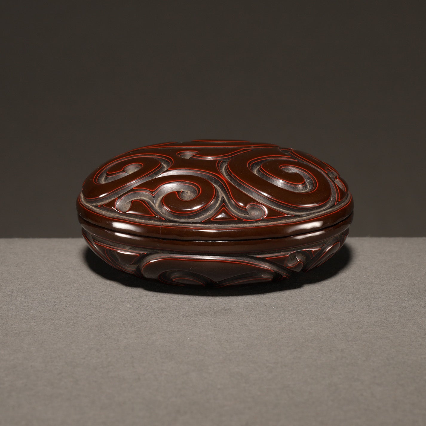 剔黒屈輪文香盒