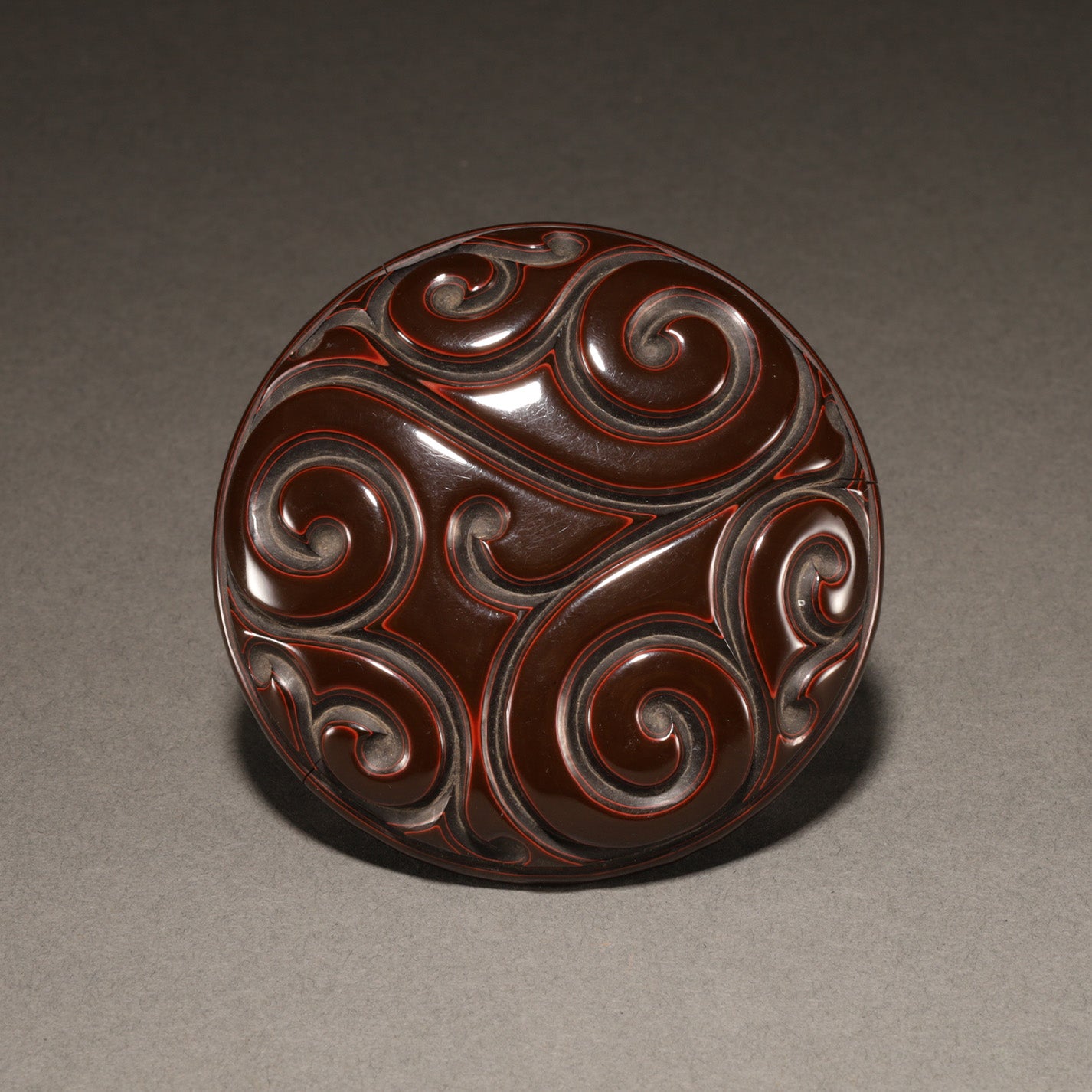 剔黒屈輪文香盒