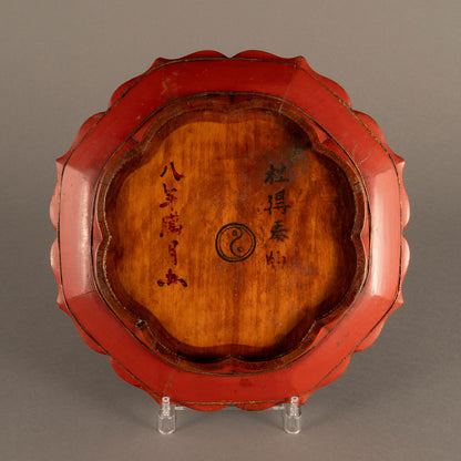 Vermilion lacquer flower plate with figures